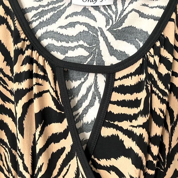 Women’s attractive Tiger print blouse size 1X, 3/4 sleeves, stretch, neckline. - Picture 9 of 15